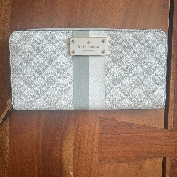 Kate Spade Light Gray Patterned Wallet - Picture 1 of 3